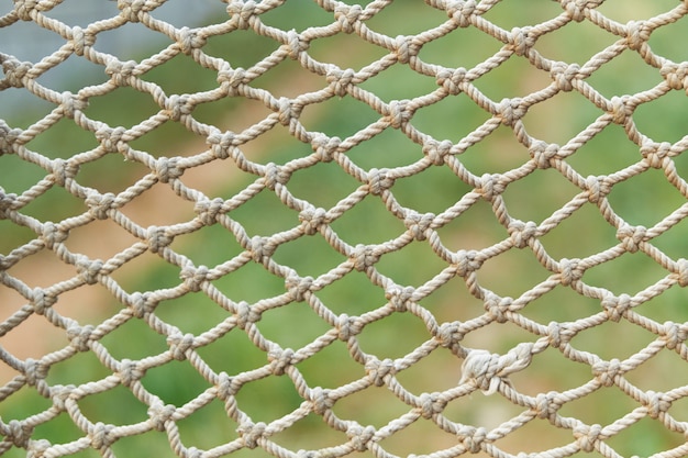 Foto witte uitstekende kabel netto textuur op groen gras