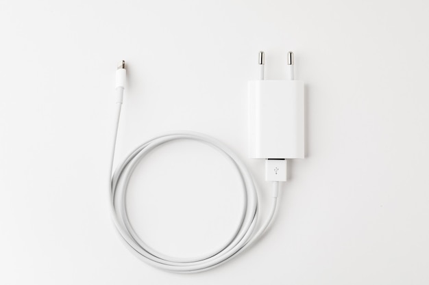 Witte USB- en microUSB-kabel geïsoleerd op een witte achtergrond