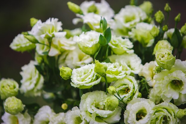 Witte vaas met bloemen in een restaurant geserveerd tafel Mand met bloemen kibana bruiloft bloemisterij