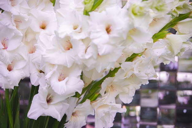 Witte vaas met bloemen in een restaurant geserveerd tafel Mand met bloemen kibana bruiloft bloemisterij