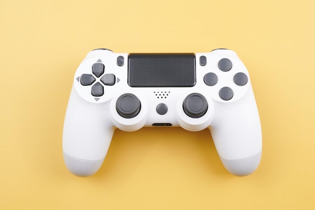 Witte video game controller joystick voor game console geïsoleerd op gele achtergrond Gamer controle apparaat close-up