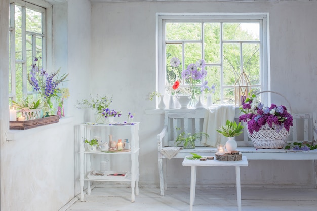 Witte vintage interieur met bloemen