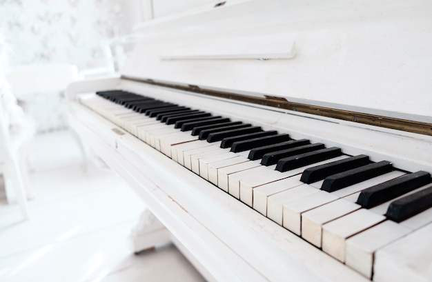 Witte vintage piano in een witte kamer