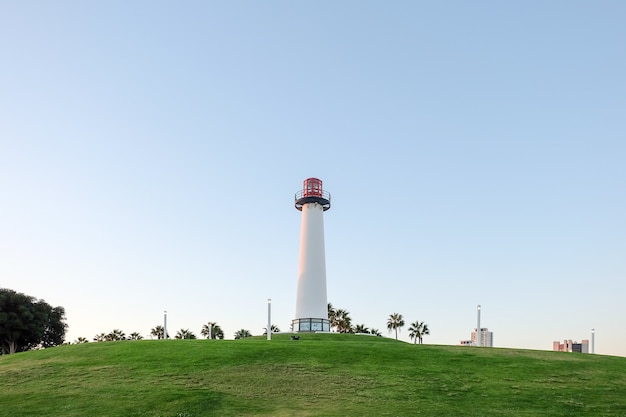 Witte vuurtoren voortbouwend op gras heuvel in centrum stellen in long beach, ca