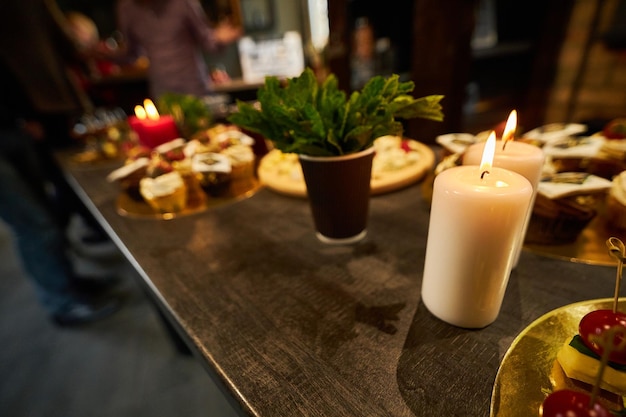 witte waskaarsen op tafel feestelijke tafeldecoratie