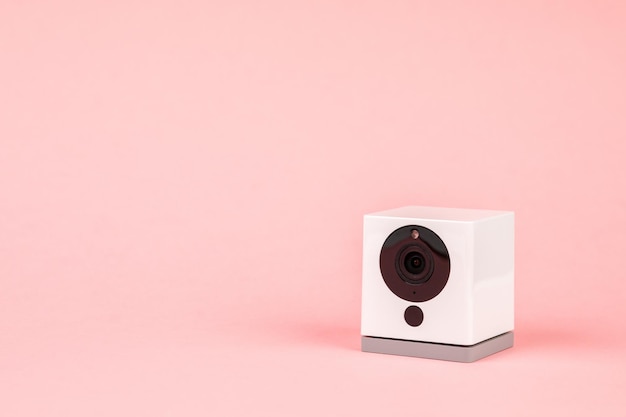 Witte webcam op roze achtergrond object Internet technologie concept