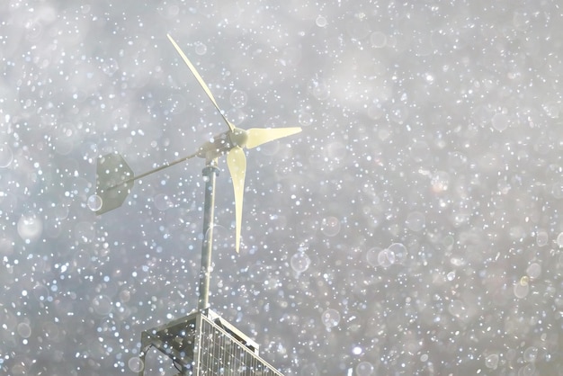 Foto witte weervleugel op een rack tegen de lucht