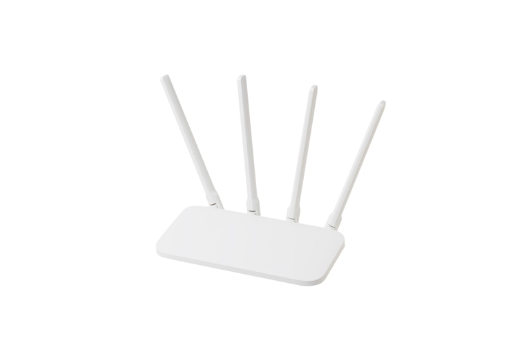 Foto witte wi-fi-router met vier antennes geïsoleerd op een wit oppervlak. organisatie van draadloze netwerken.