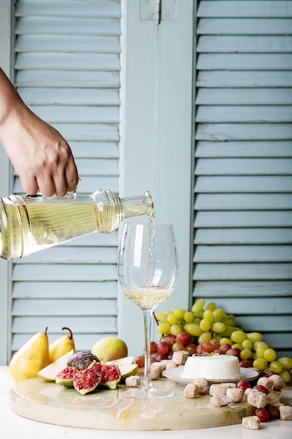 Witte wijn in een glas geserveerd met vers fruit