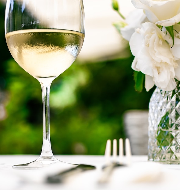 Witte wijn in luxe restaurant op zomertuinterras wijnproeverij bij wijnmakerij in het vi...