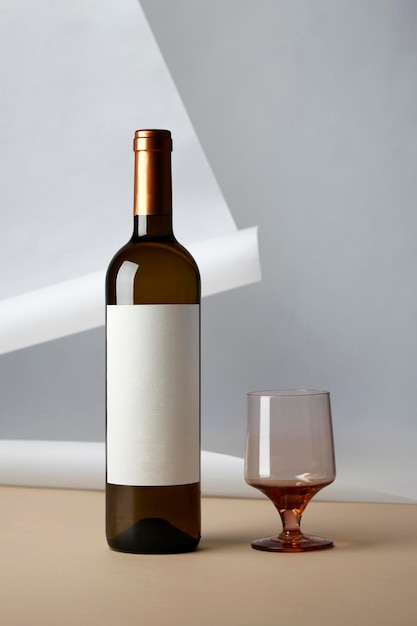 Witte wijnfles met glas