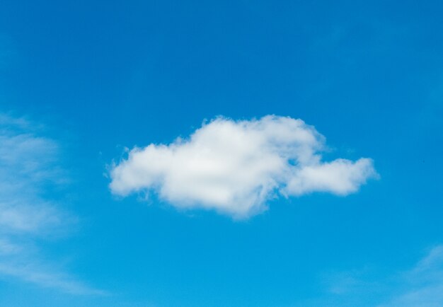 Witte wolk in de blauwe hemel