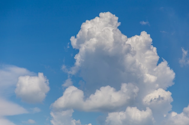 Witte wolk in de blauwe lucht, zonnige dag