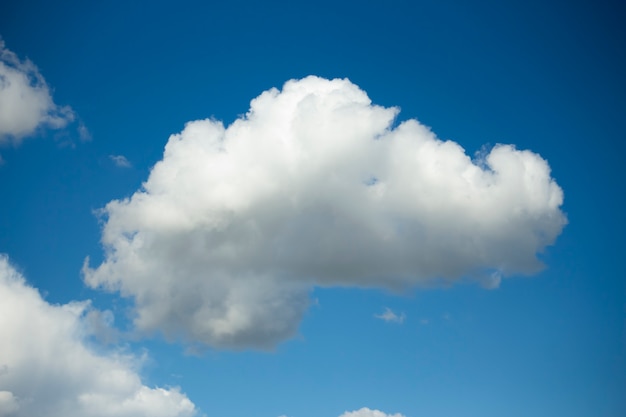 Witte wolk in het zonlicht, in de blauwe lucht.