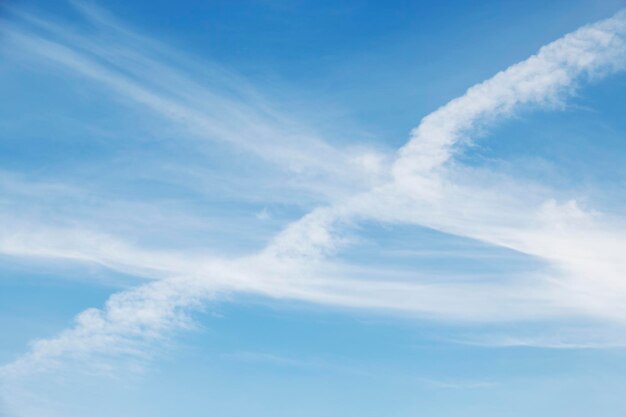 witte wolk met blauwe achtergrond