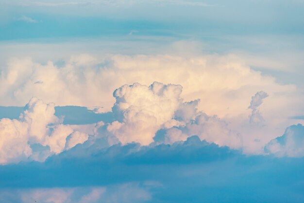 Witte wolk met blauwe hemel