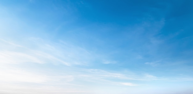 Witte wolk met blauwe hemelachtergrond