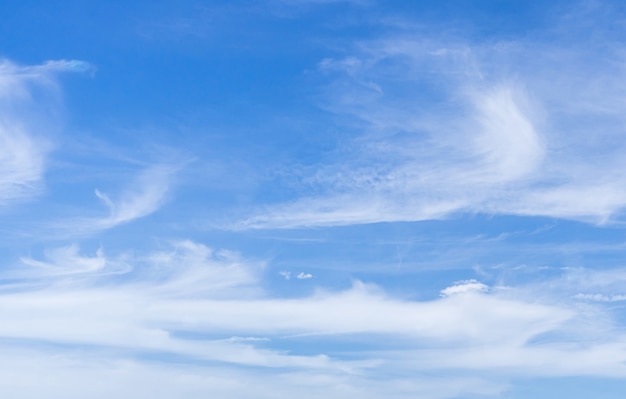 witte wolk met mooie blauwe hemel