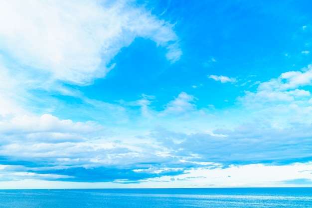 Witte wolk op blauwe hemel met zeegezicht