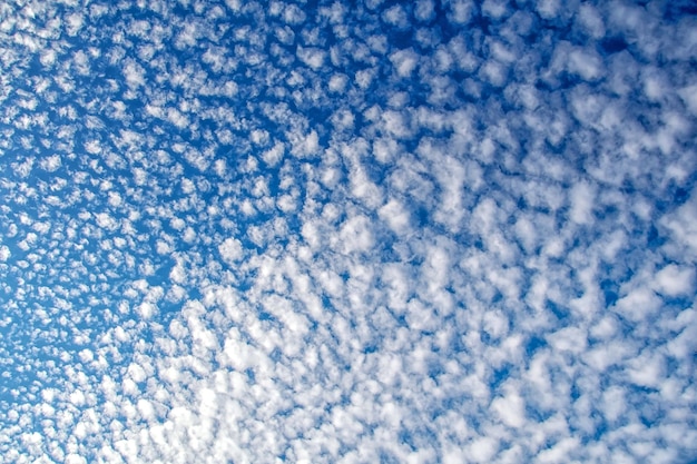 Witte wolk op blauwe hemelachtergrond met zonneschijn