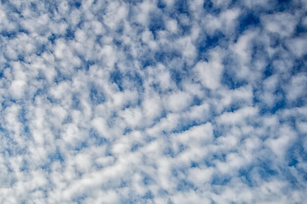 Witte wolk op blauwe hemelachtergrond met zonneschijn