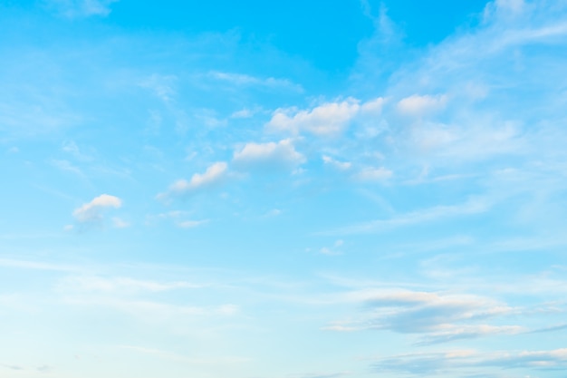 Witte wolk op de blauwe hemel