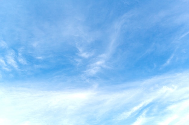 Witte wolk op de blauwe hemel