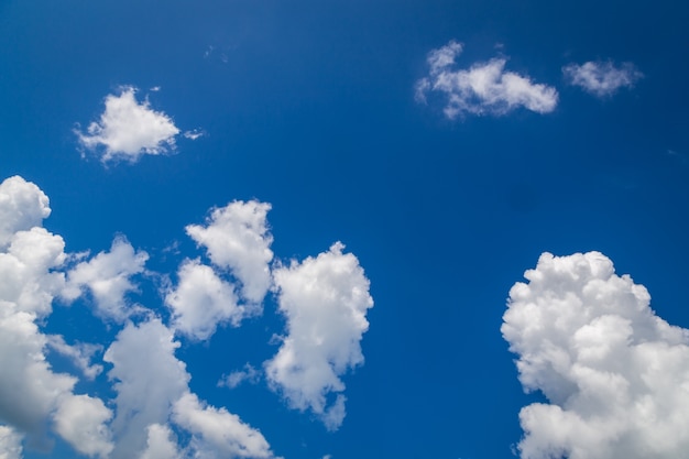 Witte wolk op de blauwe hemelachtergrond