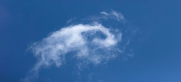 Witte wolk op een blauwe hemelachtergrond