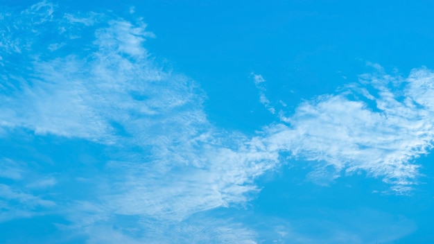Foto witte wolk op een blauwe lucht voor een achtergrond