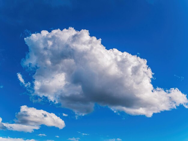 Witte wolk tegen blauwe hemel in zonlicht