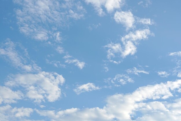 Witte wolken aan de hemel