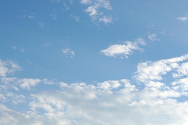 Witte wolken aan de hemel