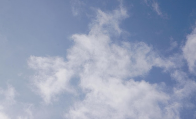 Witte wolken aan de hemel