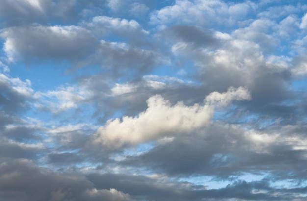 Foto witte wolken aan de hemel.