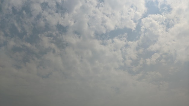 Witte wolken aan de hemel