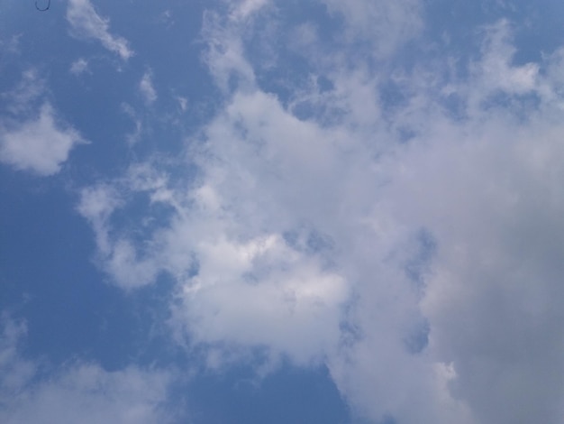 Witte wolken bedekken bijna de blauwe lucht of een helderblauwe lucht gevuld met witte wolken gedurende de dag