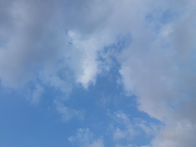 Witte wolken bedekken bijna de blauwe lucht of een helderblauwe lucht gevuld met witte wolken gedurende de dag