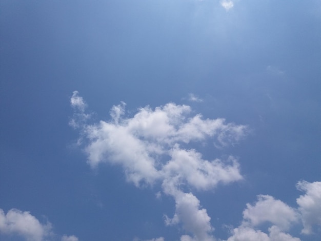 Witte wolken bedekken bijna de blauwe lucht of een helderblauwe lucht gevuld met witte wolken gedurende de dag