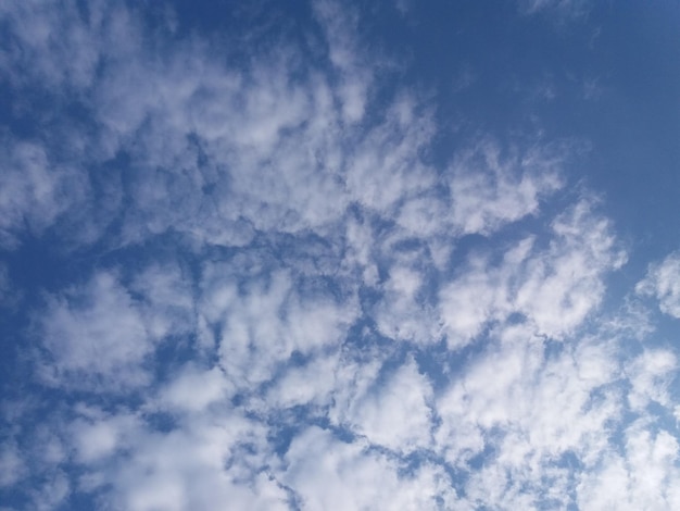 Witte wolken bedekken bijna de blauwe lucht of een helderblauwe lucht gevuld met witte wolken gedurende de dag