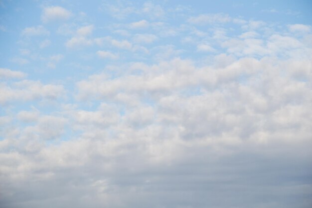 Witte wolken bedekken de blauwe lucht