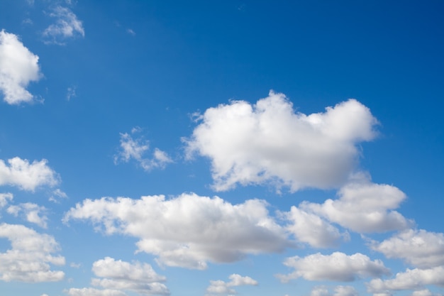 Witte wolken boven de blauwe lucht in de dag