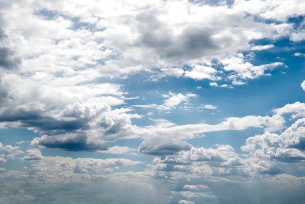 Witte wolken die over hemel lopen