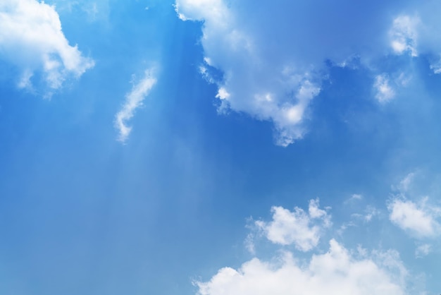 Witte wolken en blauwe achtergrond met kopieerruimte