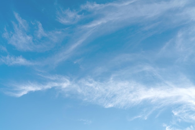 Witte wolken en blauwe achtergrond