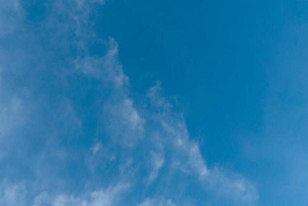 Witte wolken en blauwe achtergrond