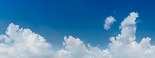 Witte wolken en blauwe hemelachtergrond