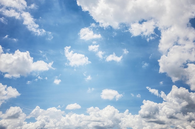 witte wolken en blauwe hemelachtergrond