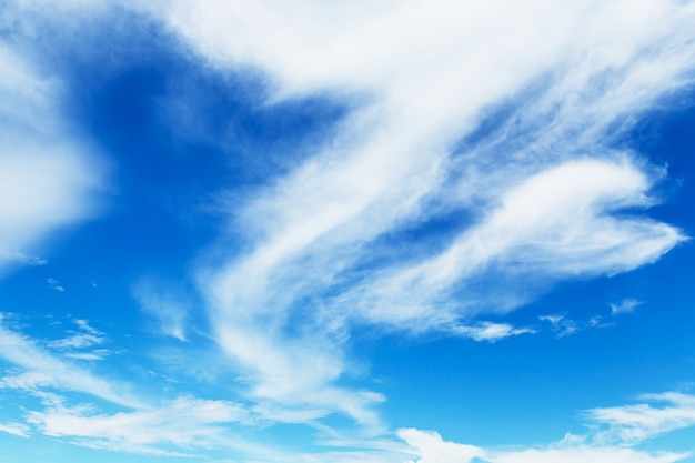 witte wolken en blauwe lucht met ruimte