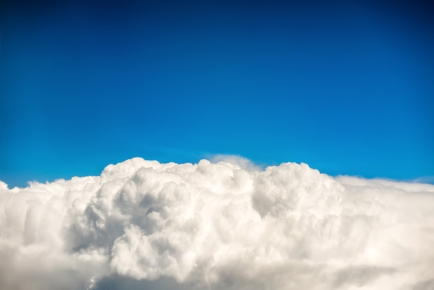 Witte wolken en blauwe lucht. Natuurlijke achtergrond